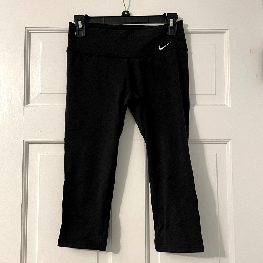 4/$20 ✨ Nike 3/4 Capri Leggings